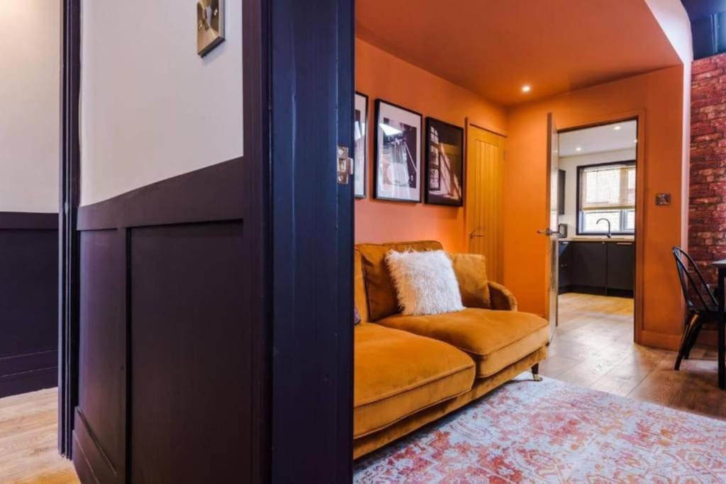 Industrial Design 4 Bed House — Photos 1